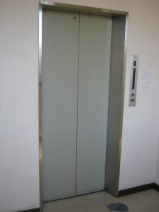 昇降機 側 の 部屋 扉